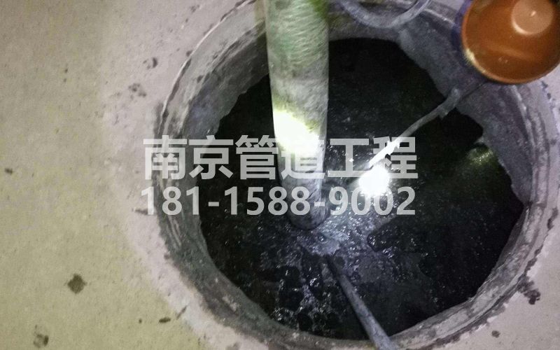 216国泰民安清理化粪池